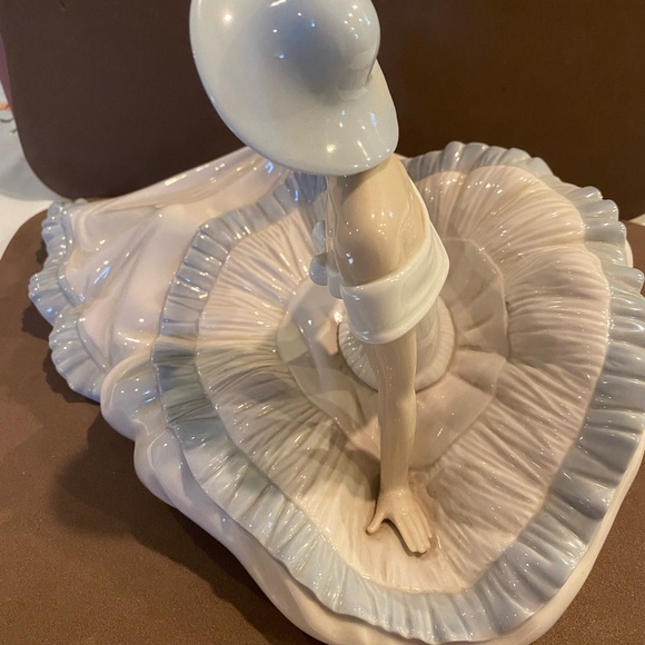 NAO PORCELAIN FIGURINE - Picture 5 of 6